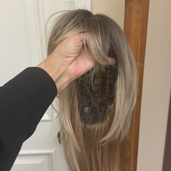 BEAUTIFUL WIG! Dark top of head, blonde throughout. Soft with bangs and layers. - Picture 2 of 9